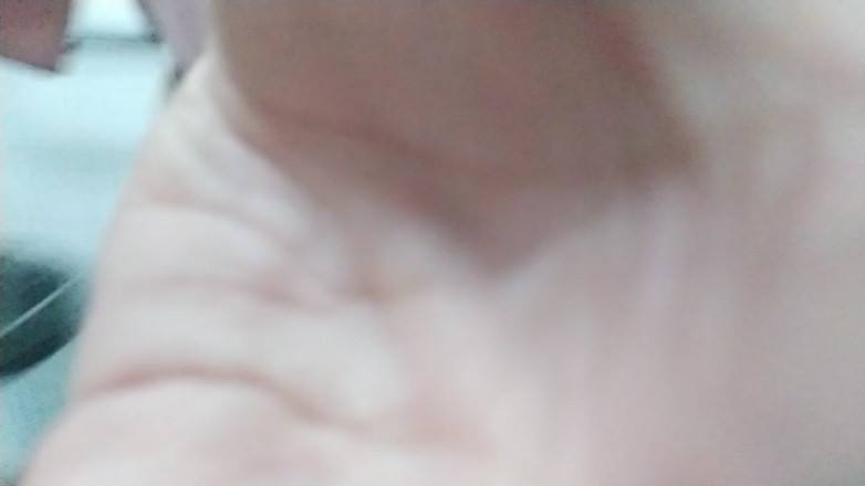 Ms Candy Bunny: 公衆トイレでのおしっこ