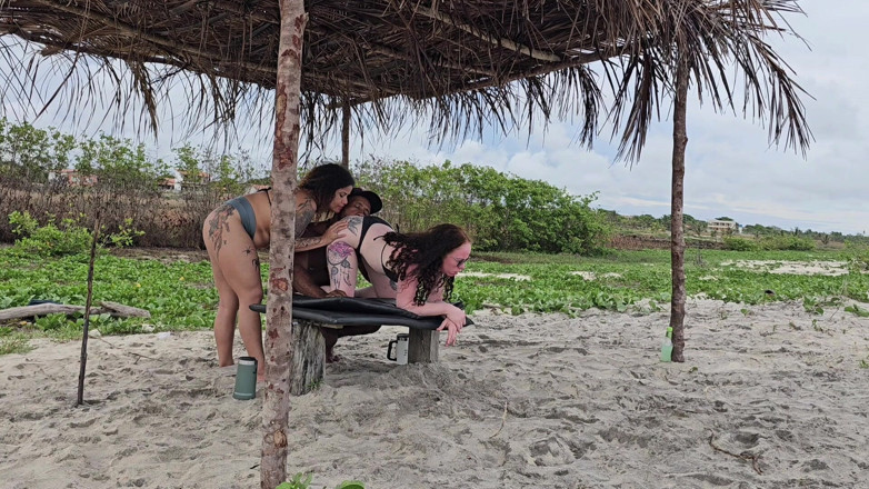 Lorrany exotica: Berlari dengan dua keldai di pantai Salvador
