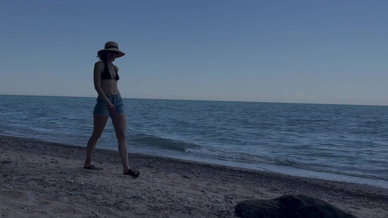 Serenity Cox: Żona zostaje zerżnięta na plaży przez męża i jego przyjaciela...