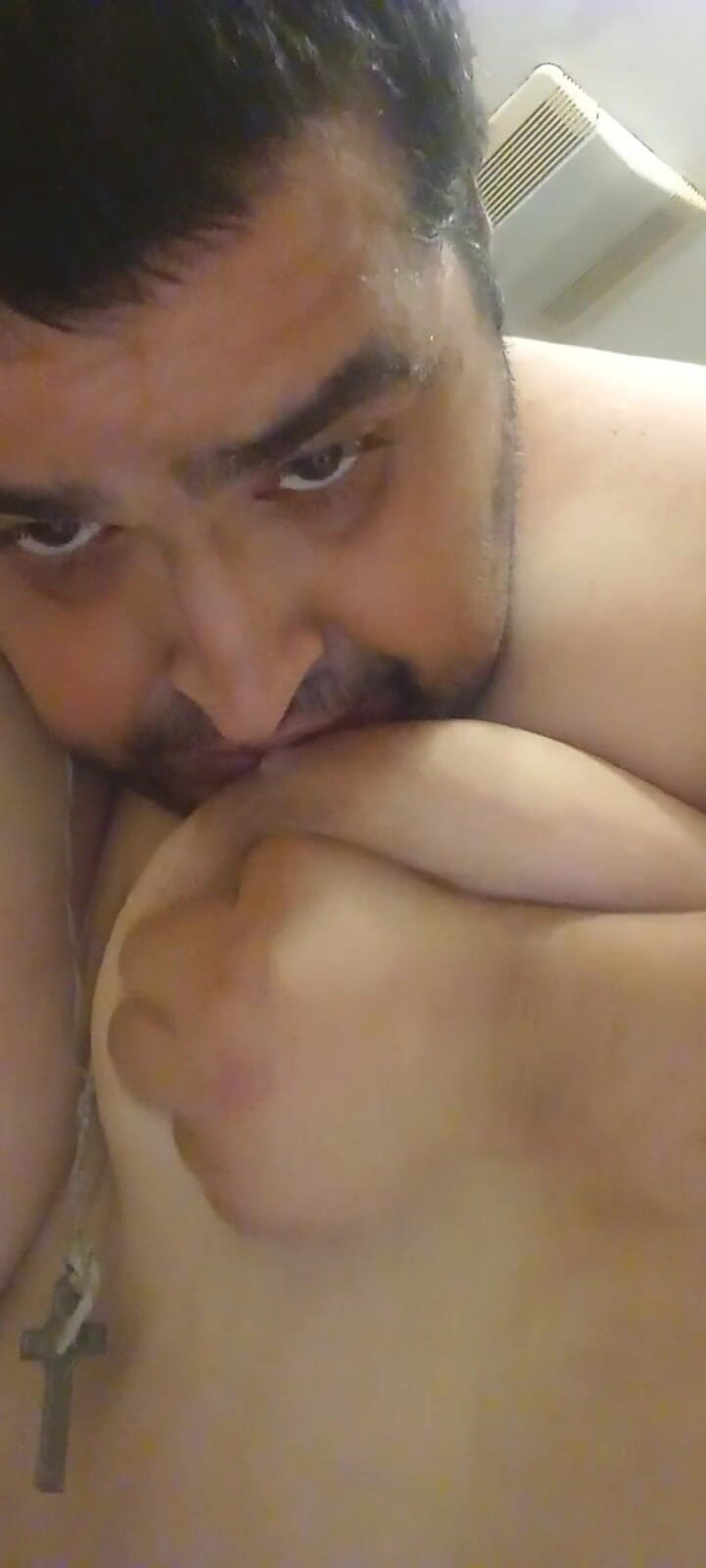 Chubbytits16: Vem vill suga på mina enorma bröstvårtor