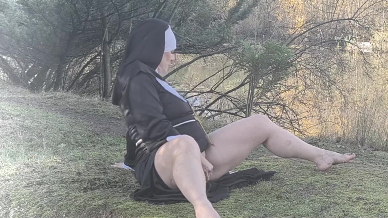 Kylie Britain Adventures: Freira Kylie goza junto