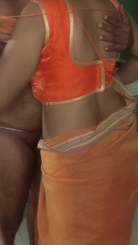 Casada glamour mulheres laranja saree posição em pé romance