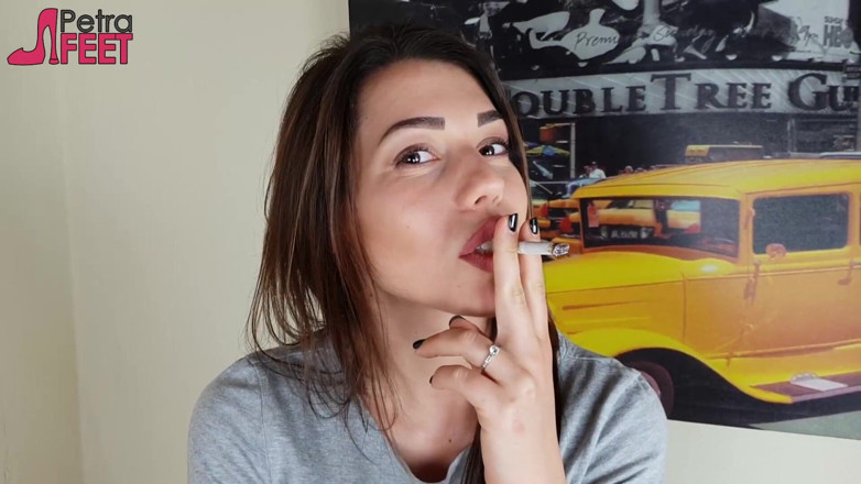 Smokin Fetish: 漂亮的黑发女郎在她的卧室里抽雪茄