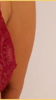 Ma femme porte de la lingerie rouge sexy avec ses seins parfaits