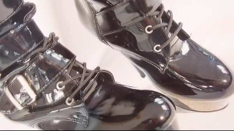 Watch4beauty: Memek di balik sepatu boots