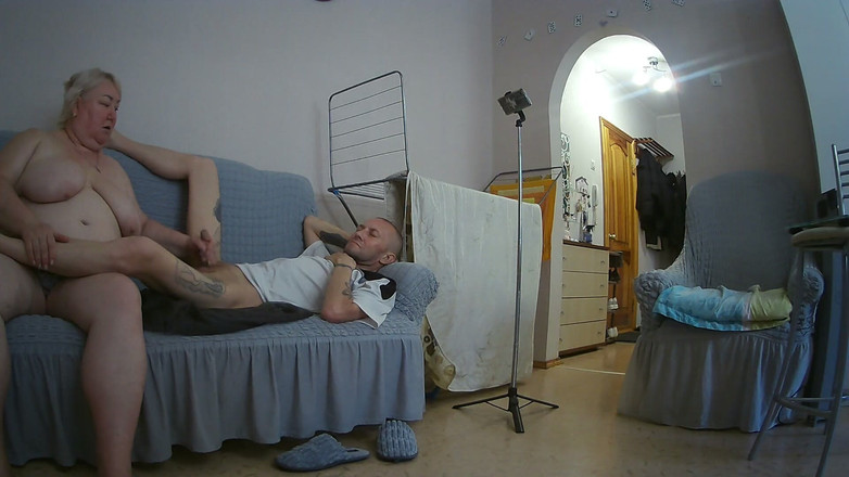 Zona901: Macecha mi pomáhá vyhonit si péro, abych se vystříkal