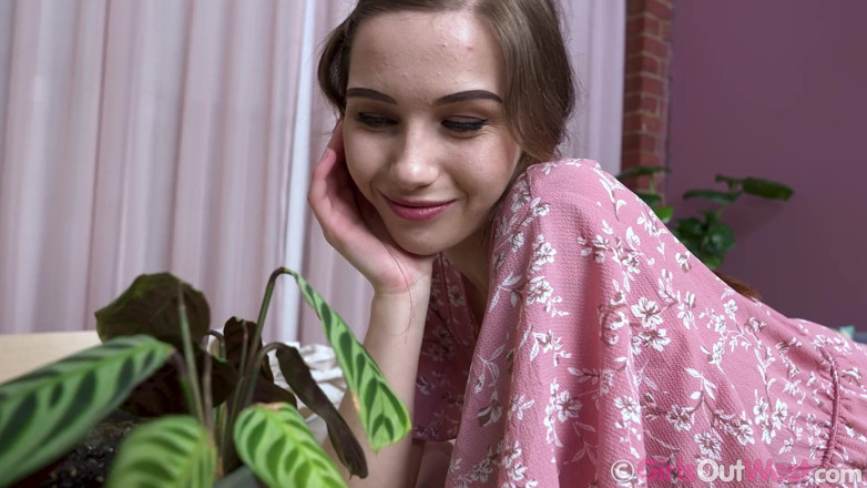 Girls Out West: Маленька красуня з маленькими цицьками проникає в її тугу поголену пизду ділдо