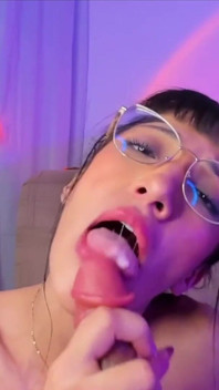 Zierliche Unschuldige Mit Brille Verliert Die Kontrolle: Squirt Mit Monströsem Dildo