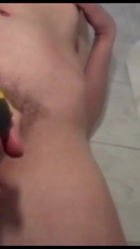 Owłosione cipki masturbacja penetracja dildo w łazience