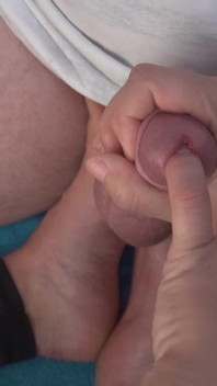 Ho toccato bene il buco della pipì e ho giocato con il prepuzio.