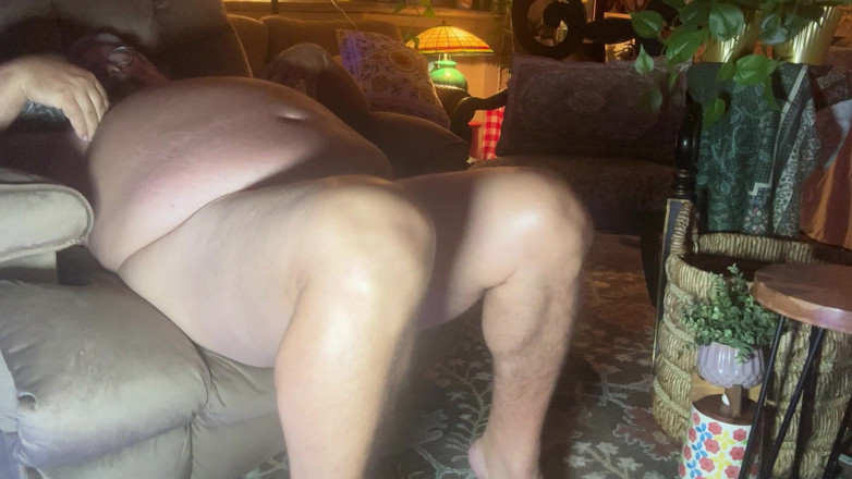 Hand-Free-Daddy-Chub: Kakek nggak sengaja orgasme di kursi yang nyaman sama pria...