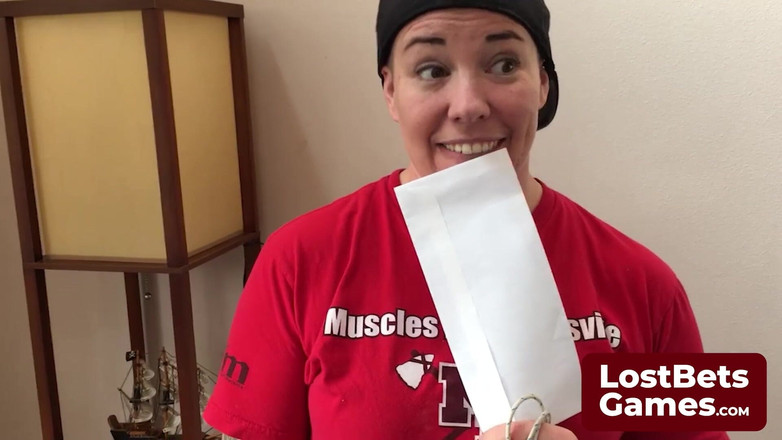 Lost Bets Games: Cô ấy đứng căng thẳng bên ngoài tiệm xăm mình vào ngày...