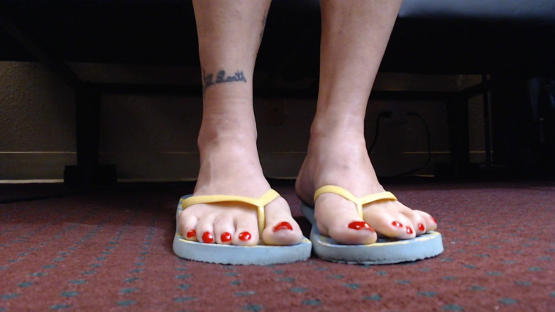 Abby Anna: Vratké honění v detailním záběru na flipflops