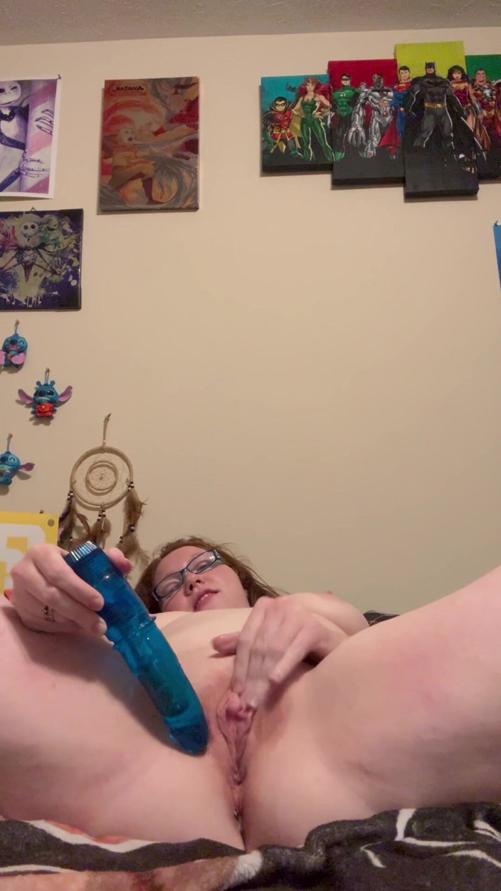 DarlingSweetheart: Amateur Ginger Beauty Masturbates in Bed for First Time &amp; Squirts...