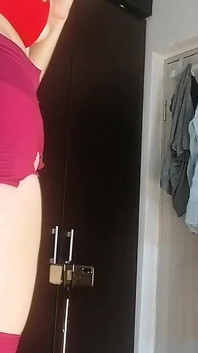 Sexy latina si diverte provando i vestiti e tagliarli