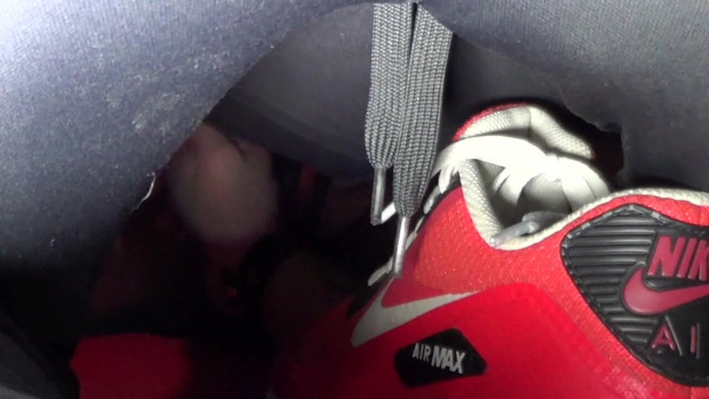Sneaker gay: Ngentot telanjang dengan sepatu keneggrokan mengendum pertarungan untuk 2 pemuda scally