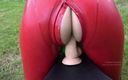 Latex Desire: Biker-mädchen reitet einen fetten dildo auf einem fahrrad