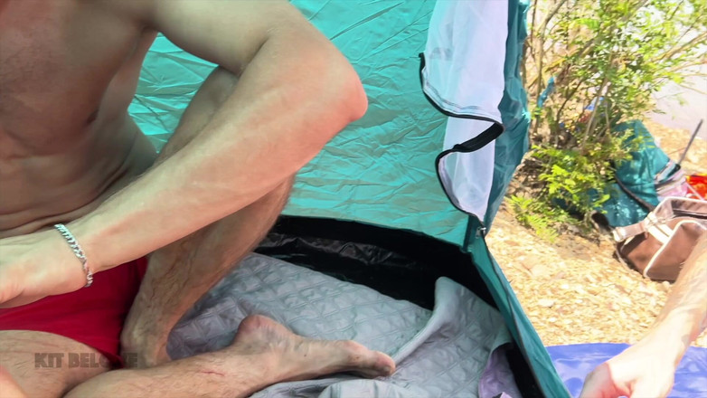 Kit Belove Straight: Doi bărbați au întâlnit un cuplu și i-au futut iubita chiar pe...