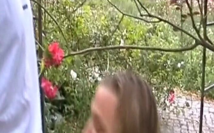 Deutsche Camgirls: 핫한 공개 섹스 후 얼싸하는 겸둥이 독일 창녀