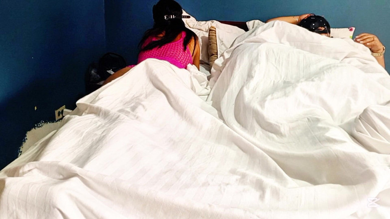 Sofixxx: Menghisap pepek MILF matang semasa teman wanita saya memeriksa telefon...