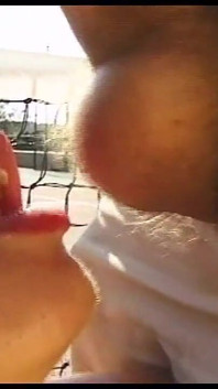 Une pute brune excitée se fait baiser sur un court de tennis pendant que quelqu’un reçoit une vidéo