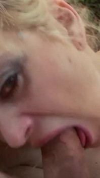 Schwanzhungrige blonde milf springt auf den harten schwanz ihres liebhabers
