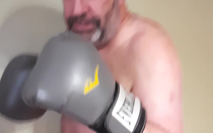 Combat and fetish: Silver Daddy Boxer beni duvarlara attı ve sonunda yere serildim