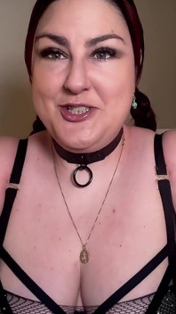 Ballgag di lacey: esibizione di devozione da parte di un sottomesso