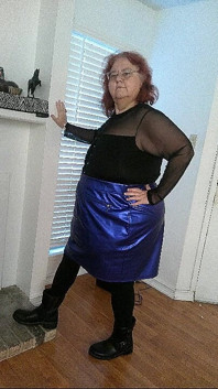 Sjuksköterskan Vicki modellerar sin sexiga outfit som slutar med en godisrör till jul!