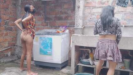 NEGRITA SEXY: 이웃 마당에서 더티톡하는 이웃. 그들은 작은 엉덩이를 가지고있다.