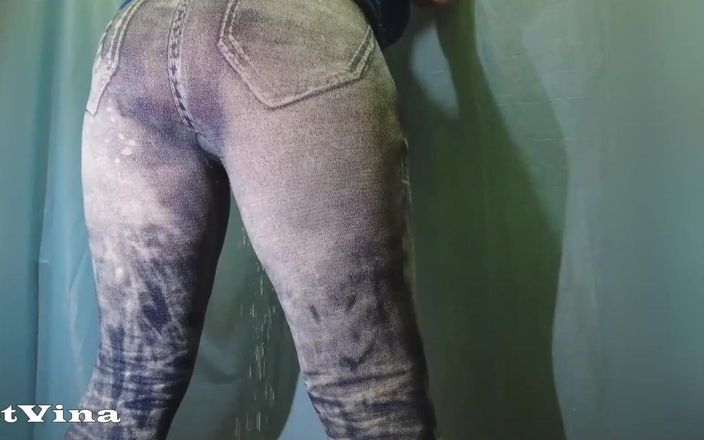 Wet Vina: Mijando em calças jeans com bunda grande e sexy