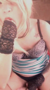 Leo Bulgari en travesti dando un show de webcam sexy