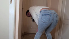 domslutfucker: Puta morena necesita desesperadamente mear, mea en sus blue jeans