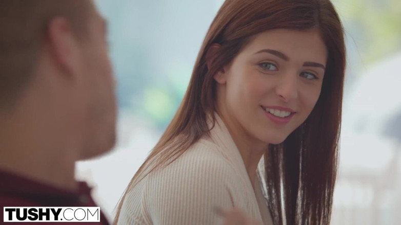 Tushy: První anál pro nevlastní sestru Leah Gotti