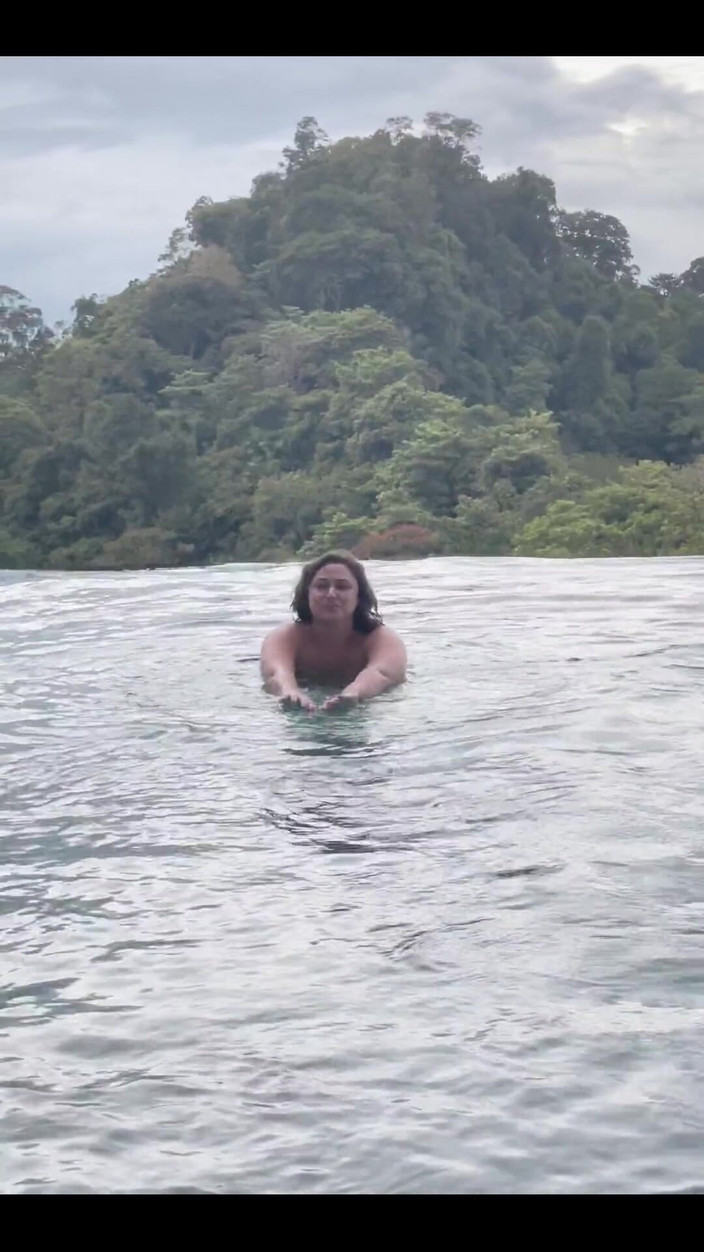 Josie Jaxxon: Flaca mojando y probando la piscina el día 1!