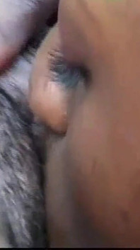 Dos increíbles jóvenes lesbianas negras se lamen el coño peludo en la piscina