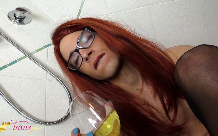 Trans and Cross-Dressers Feet: Une trans aux cheveux colorés roux pisse dans le verre