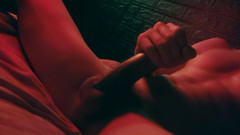 SEXY_GUYBEST: Bardzo namiętnie masturbuje się ogromnym kutasem w nocy i jęczy!