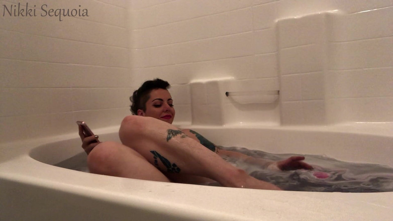 Nikki's Fetishes: Kaki berbulu bak mandi diabaikan