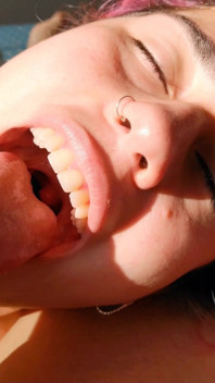 Fa un deepthroat al mattino a Rio de Janeiro ed ingoia lo sperma in massa
