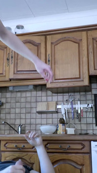 Sesso anale folle e disordinato in cucina con Alice Maze e Terry Kemaco