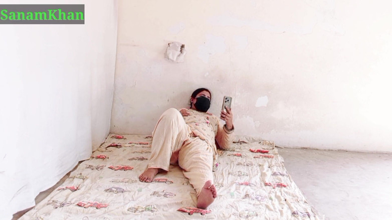 Sanamkhan: Aku lagi ngendam kontolku sendirian di malam hari!