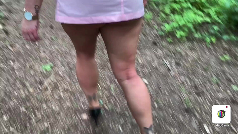 Mia XXX: Miaxxx блондинка тінка писяє в лісі 2020