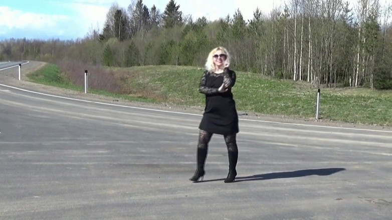 Nylon-Heels: Cewek nakal di jalan