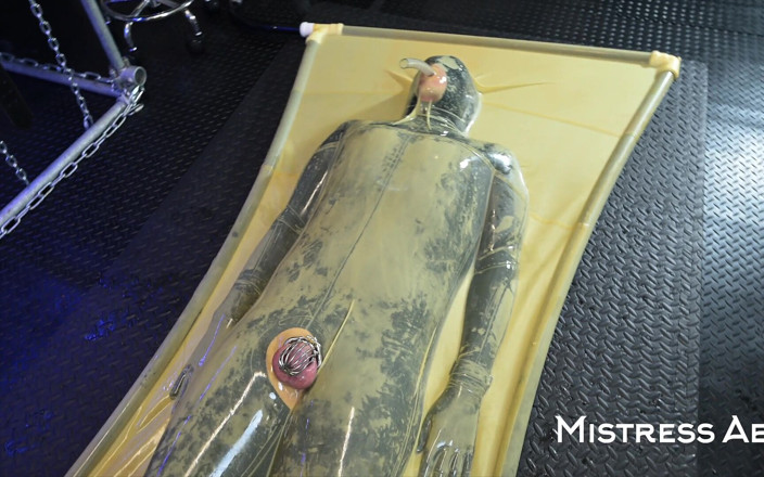 MistressAe: Vacbed Squirting: Mistressae Bersenang-senang dengan Tranluscent Vacbed dan Funnel