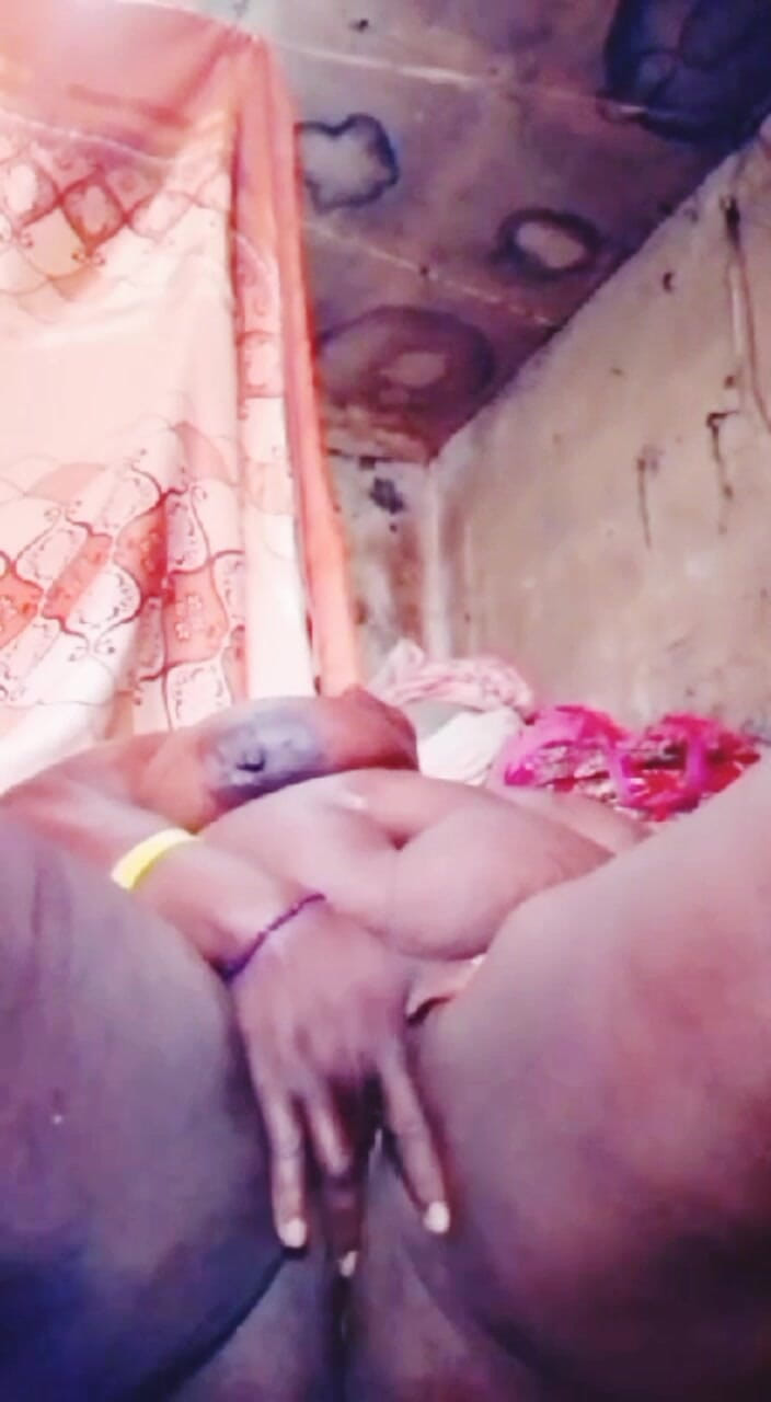 Bad boy studio: 그녀의 보지를 자위하는 바이럴 케냐 뚱뚱한 미시 여자