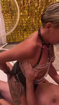 Jenny Hardt cưỡi ra tinh dịch