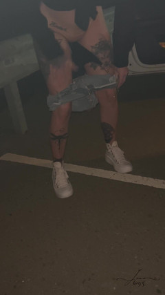 June695: Chuva dourada em uma rua