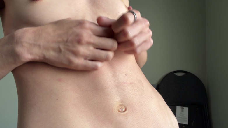 Ms_Emmy_Lynn: Close-up Bellybutton on Skinny Fit Babe
