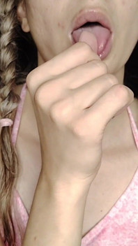 Lecco Le Dita Sottili E Mi Sporco Una Grande Quantità Di Sperma Sulle Labbra Carnose.